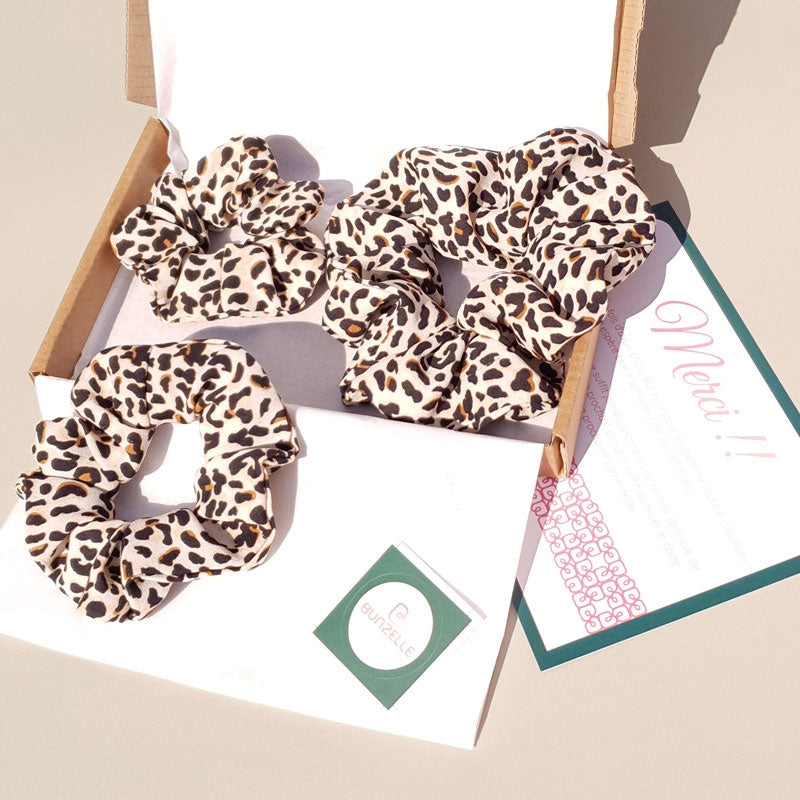 Ensemble de 3 chouchous cheveux à motif léopard dans leur packaging Bunzelle