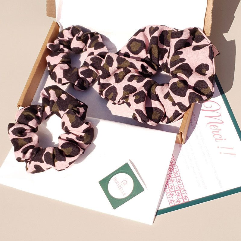 Ensemble de 3 chouchous cheveux rose poudré à motif léopard dans leur packaging Bunzelle