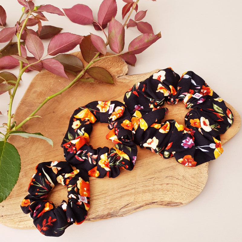 Les 3 tailles de chouchous pour cheveux noir à fleurs colorées bouquet vintage de Bunzelle